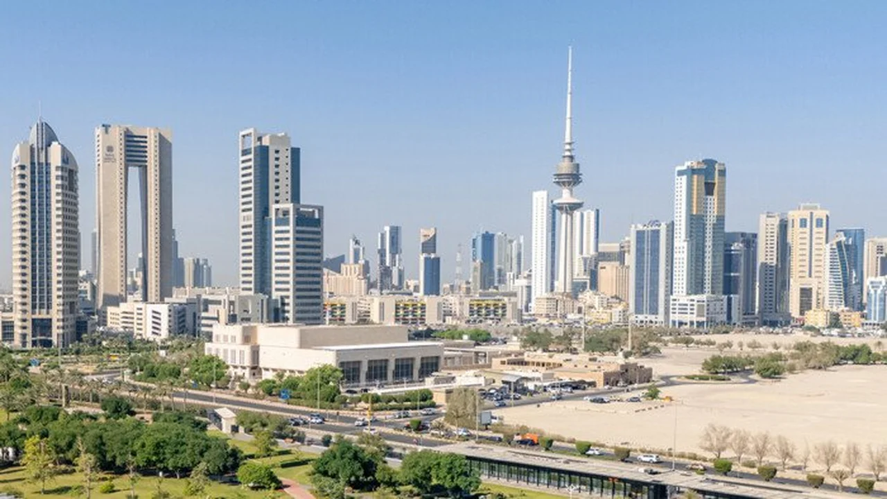 توقعات الأرصاد الجوية بالكويت لطقس اليوم حار نهارًا ومنخفض الحرارة ليلاً